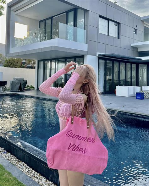 Xoài Non khoe body "cực cháy" trong bộ bikini khiến dân mạng "đứng ngồi