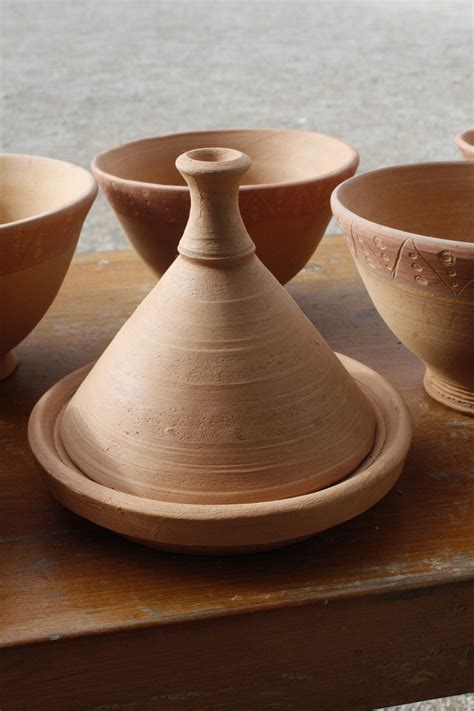 Tajine en faïence rouge. | Cake stand ceramic, Ceramic kitchen, Glazes ...