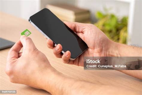 Ручная Вставка Simкарты И Sdкарты На Смартфон — стоковые фотографии и ...
