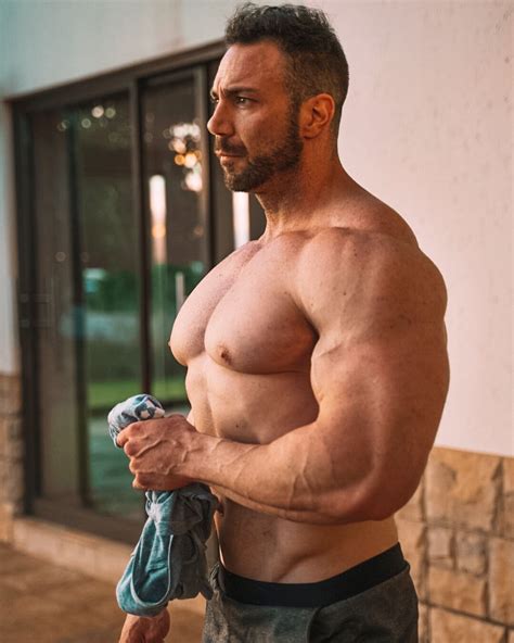 Muscle Lover: South African huge bodybuilder Noel Deyzel (2)