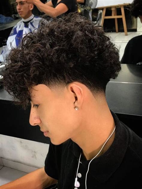 Low Fade Taper Fade Cacheado - Cortes de cabelo masculino cacheado | Low fade curly hair, Taper fade ...