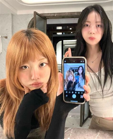 Duo picture idea | Friend poses, Cute selfie ideas, Photoshoot poses