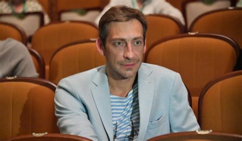 "Есть чувства и отношения": Актер Ткаченко объяснил поцелуи с мужчиной ...