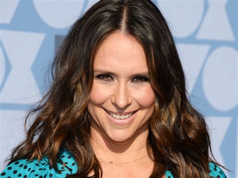 Jennifer Love Hewitt forced to fend off ‘gross’ media questions about