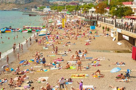 Пляж моря Крыма, Украина редакционное стоковое изображение. изображение ...