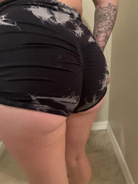 Debating on wearing these to the gym can you help decide!😉 : r/gymgirls