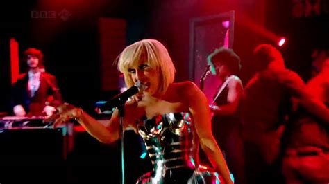 Lady Gaga - Poker Face (Live) HD www.e-ziarul.ro - YouTube