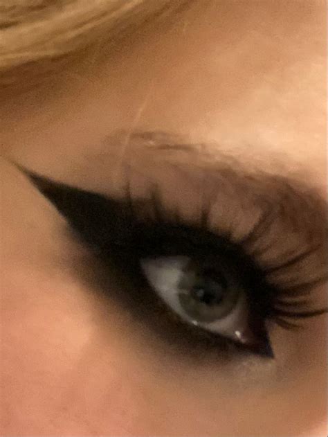messy grunge eyeliner | Maquillaje emo, Maquillaje de ojos encapuchados ...