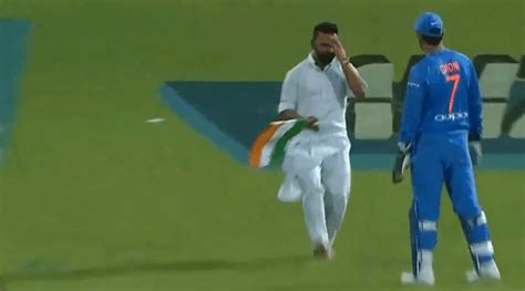 WATCH: MS Dhoni prevents the Indian flag from touching the ground in ...