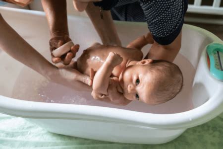 Primeiro Banho Do Bebe - Guia Do Banho Do Bebê: Tutorial Completo, Produtos E Dicas