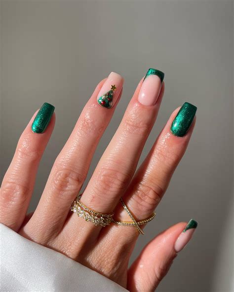 22 Stunning Green Christmas Nails To Try This Holiday Season | Pretty