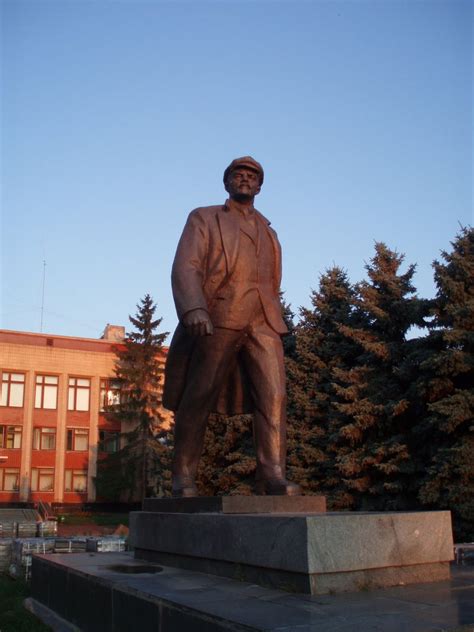 Фото Памятник В.И. Ленину в городе Красноград