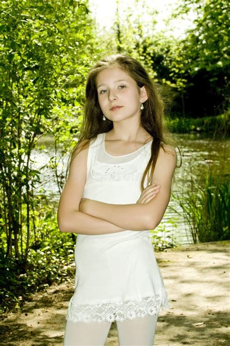 Jeune Fille Mignonne De Mode En Stationnement Image stock - Image du ...