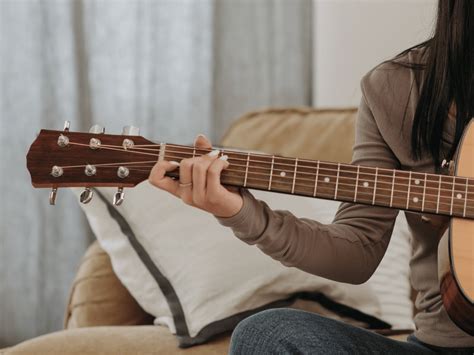 how to play guitar right handed