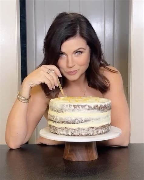 Tiffani Thiessen, 51, goes totally nude as she digs into ‘naked’ carrot