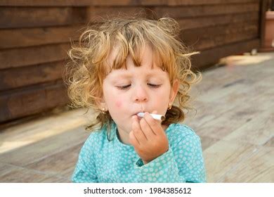 Little girl smoking: 5.989 billeder, stock-fotos og -vektorer ...