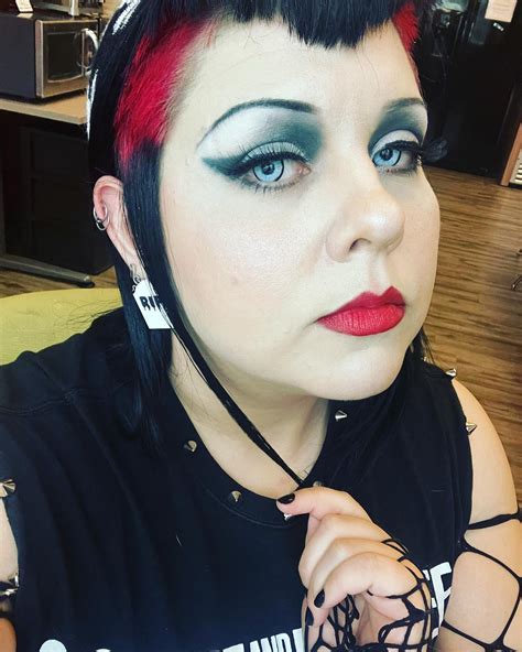 Siouxsie Sioux eye makeup : r/MakeupSelfies