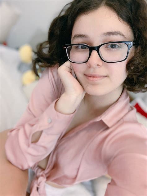 Leana : r/GirlswithGlasses