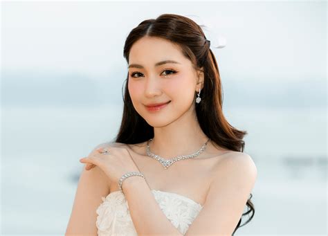 ESSENZA - Hòa Minzy Đẹp Thuần Khiết Khi Diện Trang Sức Lộc Phúc Fine ...