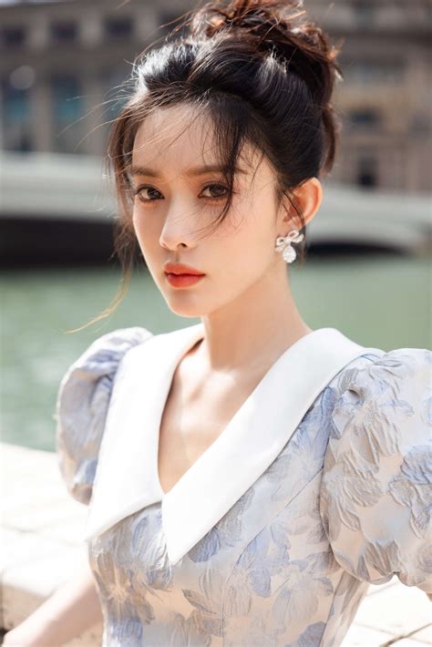 Meng Ziyi's light and elegant blue vitality full of long legs sexy
