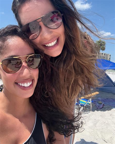 Jordanna Barrett | The best beach day with the bestie and babes! ☀️ ️