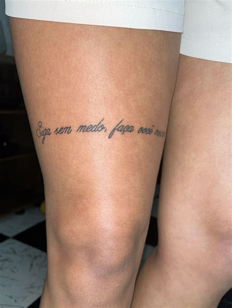 Frase Para Tatuar Na Coxa - Tatuagem filipe ret | Tatuagem escrita coxa, Frase na perna feminina ...
