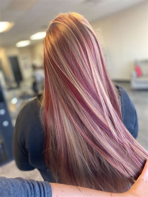 Red highlights | Blonde hair w red highlights