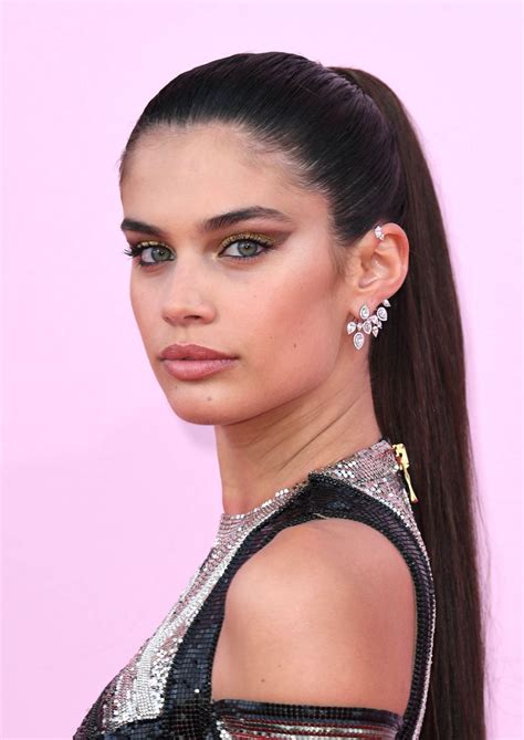 Sara Sampaio Style, Clothes, Outfits and Fashion• Page 34 of 46