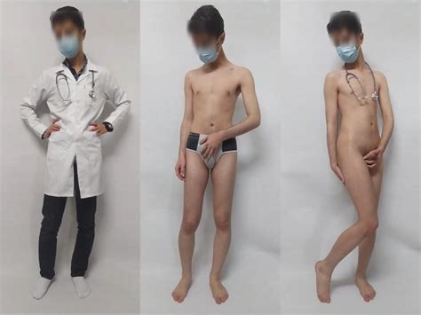 Niño iraní desnudándose y comparando cuerpo vestido y desnudo (con