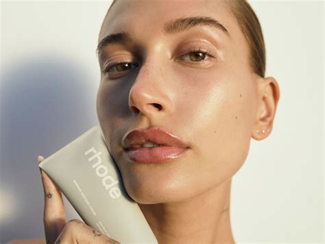 hailey bieber lanza rhode skin su marca de belleza  una piel