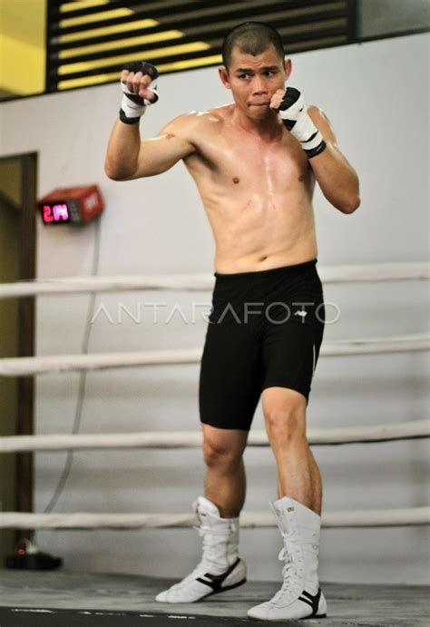 latihan chris john antara foto