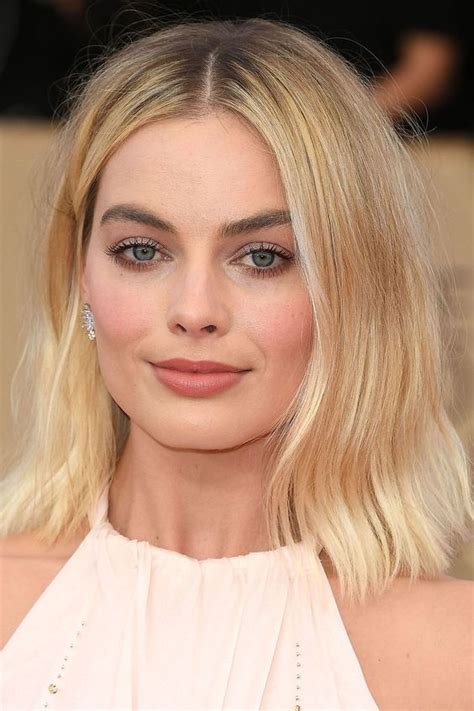 Margot Robbie - Soft Blush Makeup | Margot robbie hair, Margot robbie ...