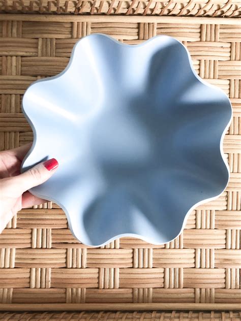 DIY Painted Wavy Bowls - Veronika's Blushing