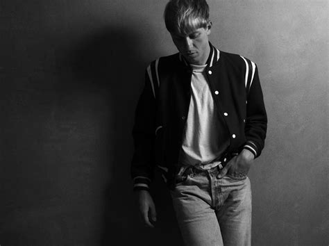 Johnny Pierce de The Drums par Hedi Slimane | À Voir