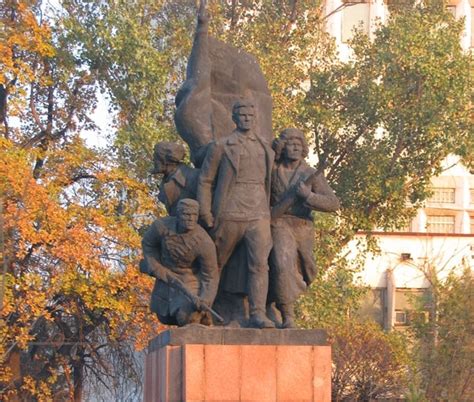Мемориальные памятники Алматы