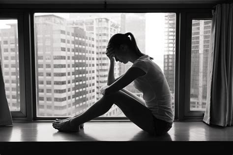 Se Sentindo Sozinha E Triste - Foto de Triste Mulher Sentada Sozinha e mais fotos de stock de 2015 ...