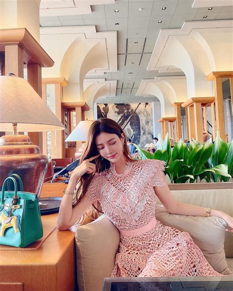 @manyo_yoojin | Fashion, Fashion blogger, Walking outfits