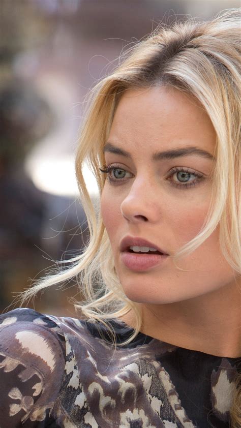 Download Beautiful Blonde Actress Margot Robbie Wallpaper | Wallpapers.com