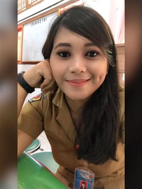 Kenalkan Karin, Guru Cantik Penyemangat Belajar Siswa SMP di Bali