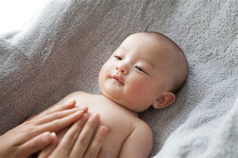 Manfaat Pijat Bayi (Baby Massage) | HonestDocs