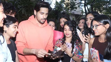 Sidharth Malhotra celebrates 39th birthday with fans; cuts cake and ...