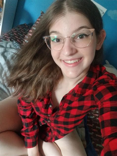 Sleepy smile! [18F] : r/selfie