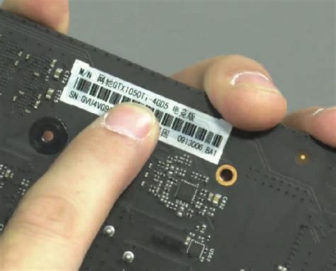 Первое фото печатной платы видеокарты GeForce GTX 1050 Ti демонстрирует ...