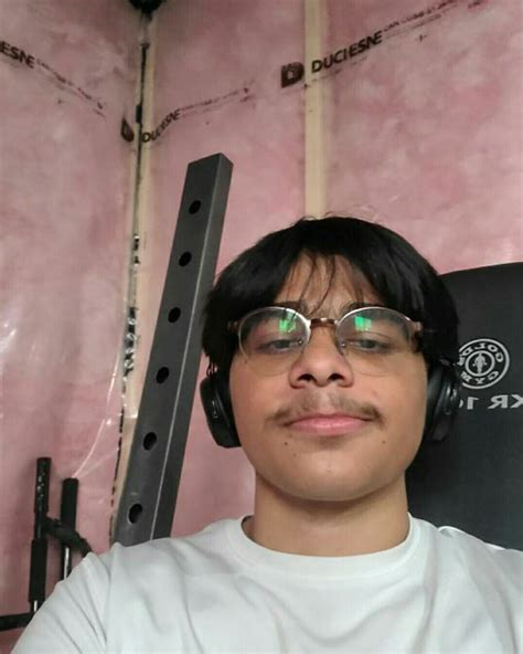 Zaim Staring At Camera While Working Out : r/zaimfanclub