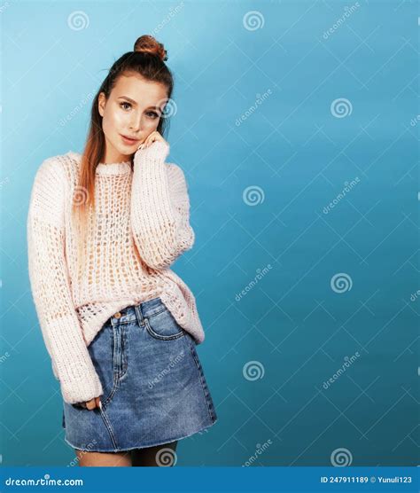 Jovencita Linda Adolescente Moderna Hipster Que Posa Emocionalmente