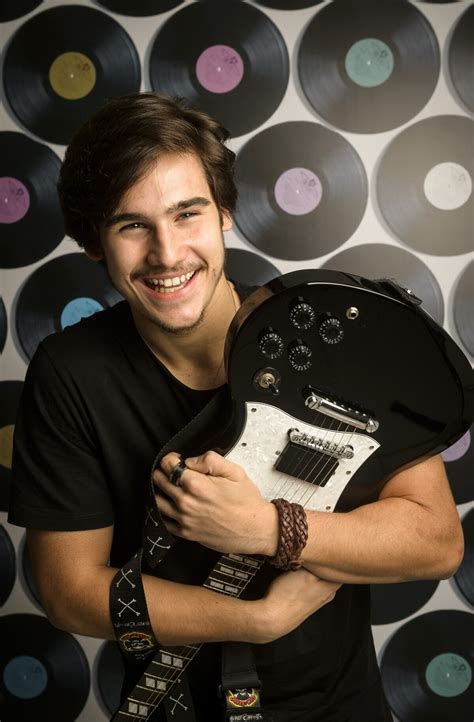 Foto: Nicolas Prattes vive o guitarrista Zac, da banda 4.4, na novela