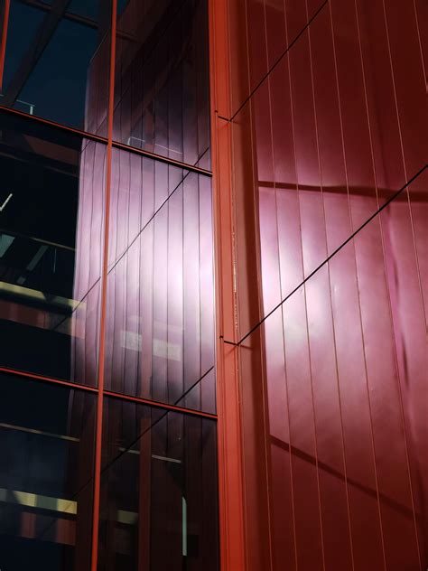 Building with Clear Glass PanelsFree Stock Photo