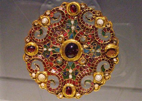 Золотая фибула | Medieval jewelry, Ancient jewelry, Jewelry art