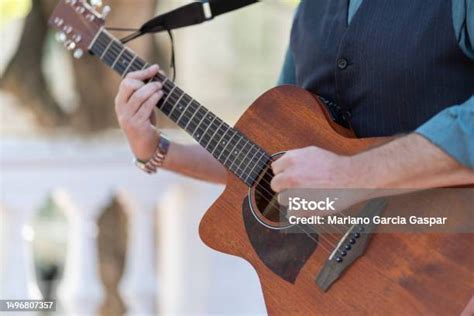 gitaris profesional bermain gitar  luar ruangan musisi memainkan
