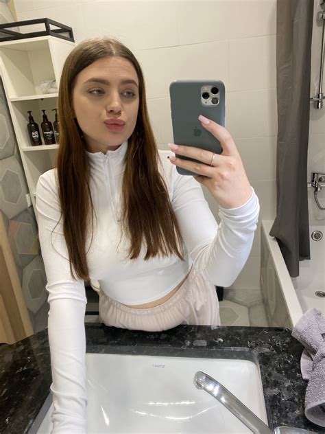 would you kiss my thighs?😽